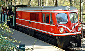 Parkeisenbahn, rote Diesellok